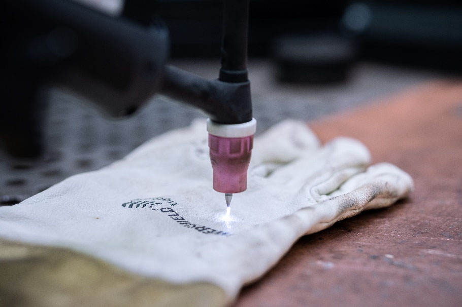 Breakdown of a leather glove in direct contact with the workpiece